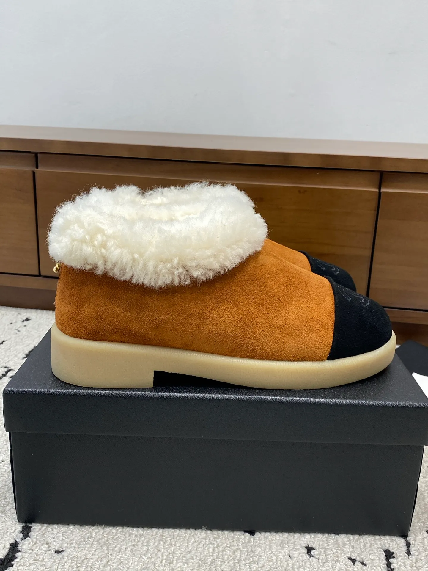 👟👟Ex-factory price 640👟👟 🍀Chanel 2025 autumn and winter style wool shoes Chanel new autumn and winter genuine wool slippers and boots Xiaoxiang 2025 autumn and winter one of the most beautiful snow boots Classic, beautiful and warm snow boots ❤️super warm! It's enough to have it this winter, it's really beautiful and fairy~ Materials and craftsmanship: The upper is made of custom sheepskin/wool/sheepskin, and the inner pads are all made of wool. It feels very soft and comfortable! The sole is the original TPU outsole Size: 35-39 (40.41 customized, non-refundable)